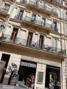 un edificio con una tienda delante de él en L'escale en Marsella