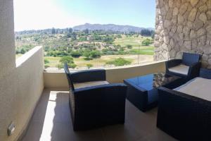 uma varanda com cadeiras, uma mesa e uma vista em Espectacular Departamento Marina Golf Rapel em Las Cabras