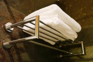 um toalheiro com uma pilha de toalhas brancas em Hotel & Apart Hotel Monte Verde em Pucón