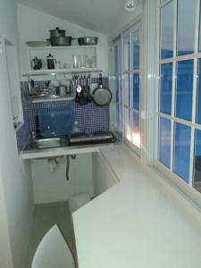 cocina con encimera, fregadero y ventana en Monoambiente con baño privado y cocineta dentro de casa en Buenos Aires