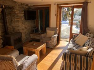 - un salon avec deux canapés et une cheminée dans l'établissement Prachtig familie appartement voor 6 personen in het hart van Argentière, Chamonix Mont-Blanc, à Chamonix-Mont-Blanc