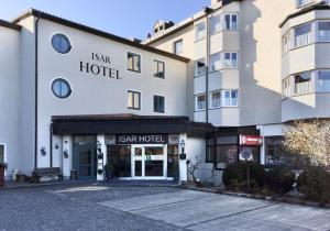 un edificio con un letrero que lee hotel de salida en Isar Hotel en Freising