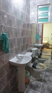 un baño con dos lavabos y dos inodoros en Blue House, en Lumiar