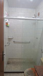 baño de azulejos blancos con ducha y aseo en Blue House, en Lumiar