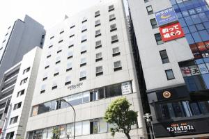 un grande edificio bianco in una città di Hotel Abest Meguro / Vacation STAY 71402 a Tokyo