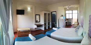 a hotel room with two beds and a kitchen at Casa Puerto Bonito & Private Coworking in Puerto Escondido