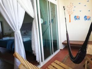 a room with a hammock and a bedroom at Casa Puerto Bonito & Private Coworking in Puerto Escondido
