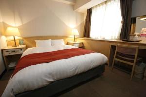 東京にあるHotel Abest Meguro / Vacation STAY 71390の大きなベッドと机があるホテルの部屋