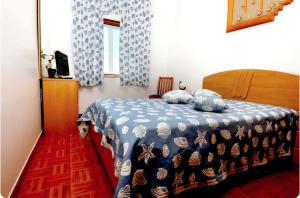 Un dormitorio con una cama con una manta azul y blanca. en Beach House Above the Ocean AA3, en Ericeira