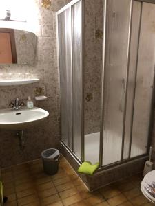 A bathroom at Gästehaus Baldauf Még 37 kép