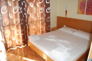 Postel nebo postele na pokoji v ubytování Hotel Ramosaco, Radhimë, Vlorë