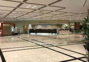 eine leere Lobby mit einem Einkaufszentrum mit einem Check-in-Schalter in der Unterkunft Ogaki Forum Hotel / Vacation STAY 72182 in Ōgaki