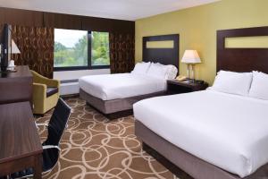 เตียงในห้องที่ Elimwood Hotel, A Ramada by Wyndham
