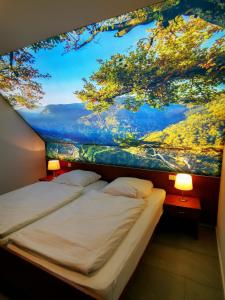 ein Schlafzimmer mit einem großen Wandgemälde in der Unterkunft Park Appartements in Badenweiler