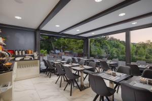 Restaurant o un lloc per menjar a Ellure Luxury Suites