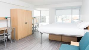 Una cama o camas en una habitación de Campus1 MTL Student Residence Downtown Montreal