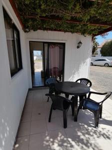 eine Terrasse mit einem Tisch und Stühlen auf einem Haus in der Unterkunft Cabañas Pinamar in La Serena