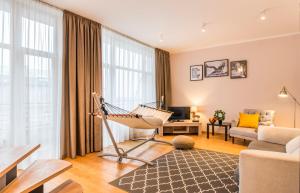 una sala de estar con una hamaca en una habitación en Central 2-level Penthouse with Terrace and free parking, en Riga