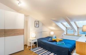 1 dormitorio con 1 cama azul en el ático en Central 2-level Penthouse with Terrace and free parking, en Riga