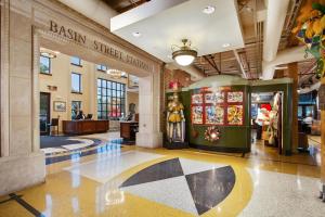 um lobby de um centro comercial com uma loja em The Brakeman Hotel em Nova Orleans