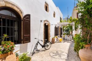 een fiets geparkeerd buiten een gebouw bij Villa dei Ciottoli in Rhodos-stad