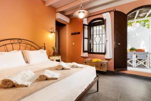 een slaapkamer met een groot bed met handdoeken erop bij Villa dei Ciottoli in Rhodos-stad
