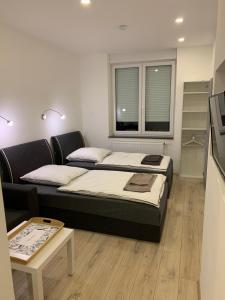ein Wohnzimmer mit 2 Betten und einem Sofa in der Unterkunft Apartment am Zollverein -WiFi - Parking for free in Essen
