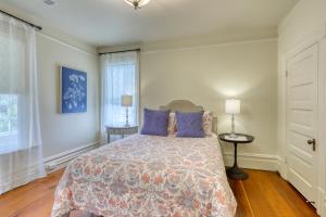 een slaapkamer met een bed met paarse kussens bij Lilac Victorian Downstairs in Eureka