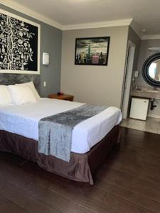 sypialnia z dużym łóżkiem w pokoju w obiekcie Uptown Inn w mieście Long Beach
