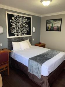 a bedroom with a large bed in a room at Uptown Inn in Long Beach