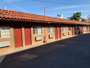 un edificio con puertas rojas y ventanas en una calle en Uptown Inn, en Long Beach