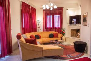 uma sala de estar com um sofá e uma lareira em Santo Villaggio - Unique Villa em Trikala