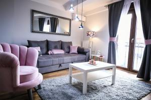 uma sala de estar com um sofá e uma mesa em Apartman Filip em Novi Pazar