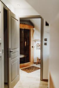uma porta aberta que leva a um corredor com um quarto em Scandinave - In the Woods em Gesves