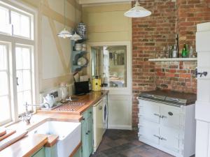 A kitchen or kitchenette at Swiss Cottage