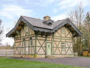 una casa con techo de gambrel encima en Swiss Cottage en Mohill