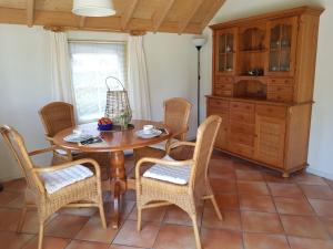 - une salle à manger avec une table et des chaises en bois dans l'établissement Vakantiebungalow De Heivliet op de Veluwe, à Putten