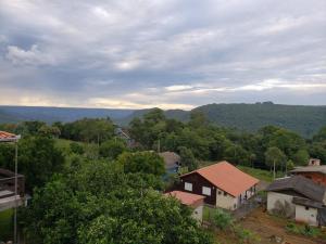Vosso Lar com Vista Gramado في غرامادو: اطلاله على قرية فيها اشجار وبيوت
