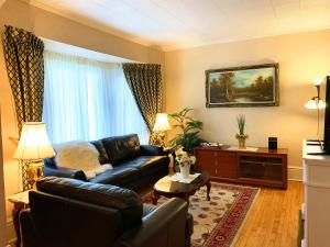 un soggiorno con un divano e un tavolo di Strathaird Bed and Breakfast a Niagara Falls
