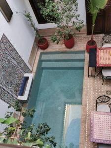 O vedere a piscinei de la sau din apropiere de Riad Clefs d'Orient