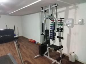 una habitación con un gimnasio con una estantería de equipamiento en Flet Beira-mar, Blue Sucet, en João Pessoa