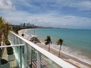 un apartamento en condominio con vistas a la playa desde el balcón en Flet Beira-mar, Blue Sucet, en João Pessoa