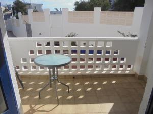 Een balkon of terras bij Apartamento Tres Pinos cerca de la Playa