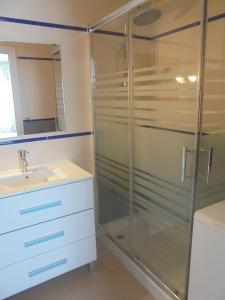 een badkamer met een glazen douche en een wastafel bij Apartamento Tres Pinos cerca de la Playa in San José