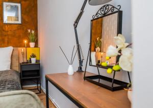 ルブリンにあるEASY RENT Apartments - KONOPNICKA 9の鏡付きのデスク、ランプが備わる客室です。