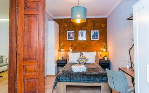 ルブリンにあるEASY RENT Apartments - KONOPNICKA 9のベッドルーム1室(ベッド1台付)、木製のドア