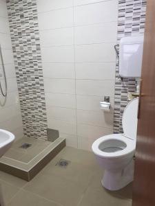 La salle de bains est pourvue de toilettes et d'une baignoire. dans l'établissement Villa 99, à Popova Shapka