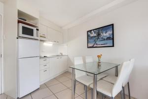 Una cocina o zona de cocina en Sandcastles Mooloolaba