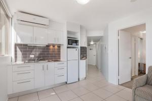 Una cocina o zona de cocina en Sandcastles Mooloolaba