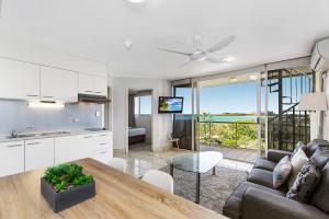 Una cocina o zona de cocina en Sandcastles Mooloolaba